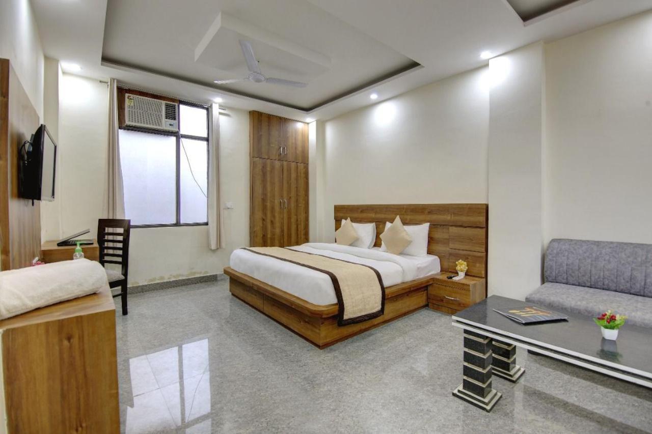 Hotel Premier Noida 135 מראה חיצוני תמונה