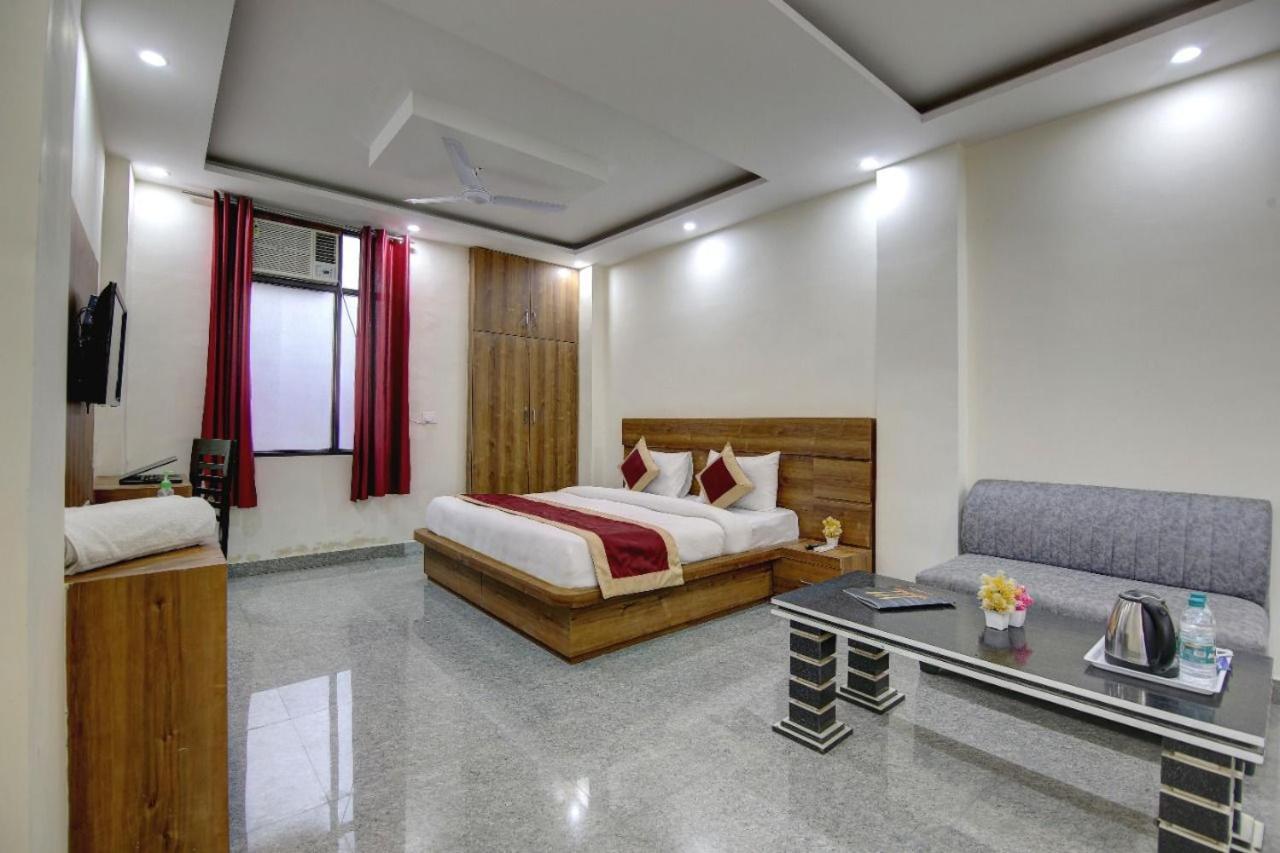 Hotel Premier Noida 135 מראה חיצוני תמונה