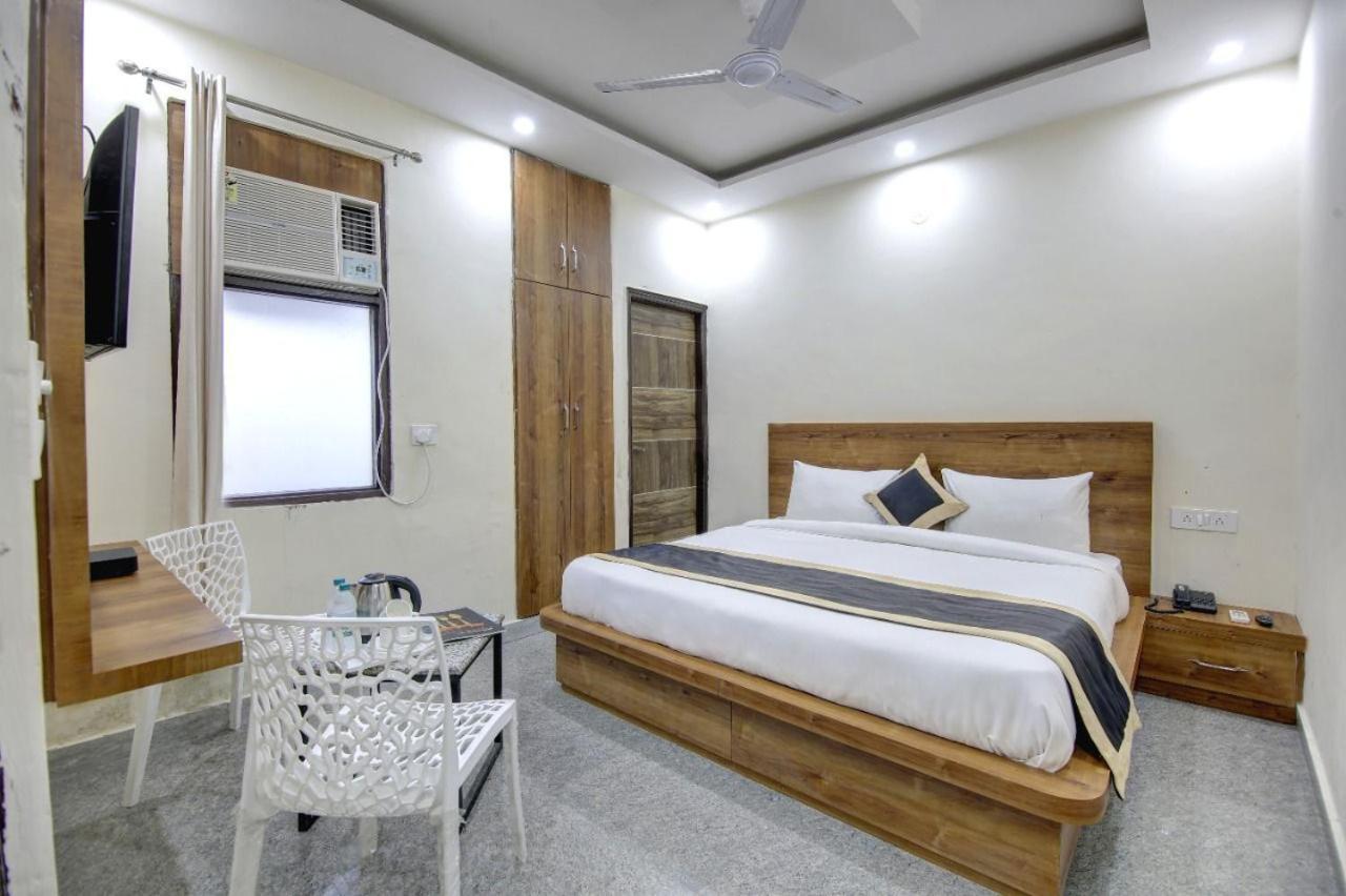Hotel Premier Noida 135 מראה חיצוני תמונה