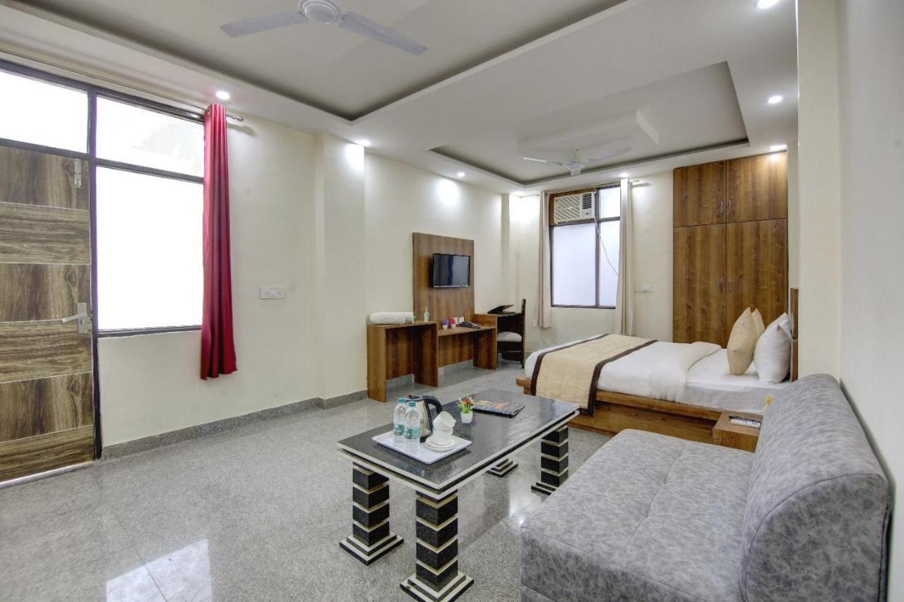 Hotel Premier Noida 135 מראה חיצוני תמונה