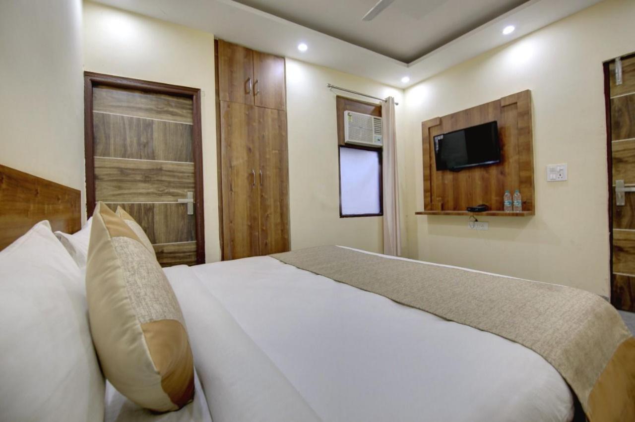 Hotel Premier Noida 135 מראה חיצוני תמונה